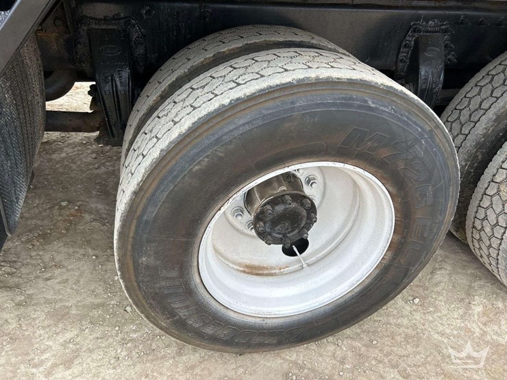 2013-peterbilt-348-image-28