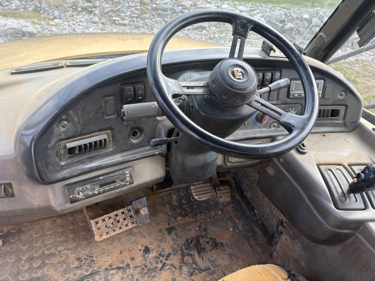 2011-caterpillar-740-image-18