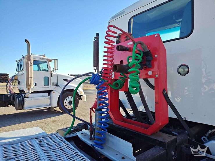 2015-peterbilt-567-image-23