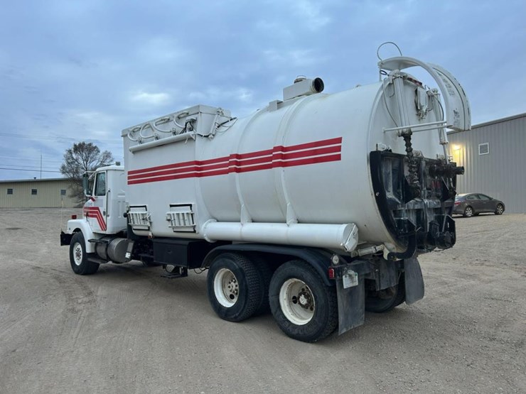 #1432-•-1992-volvo-(white-gmc)-vac-truck-image-3