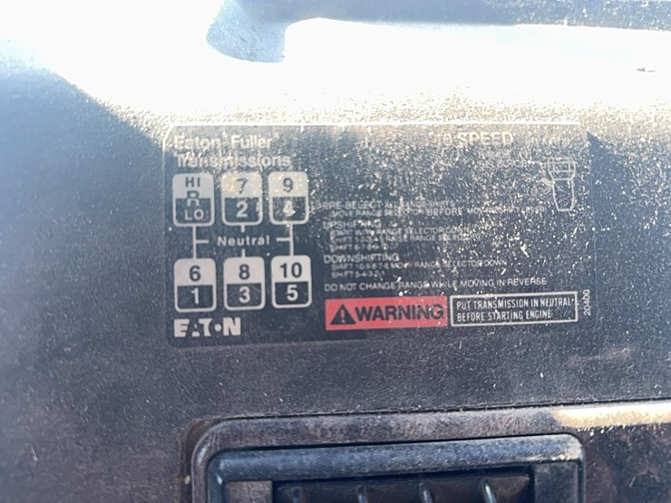 1994-volvo-white-semi-tractor-w/-sleeper,-detroit-diesel,-365hp,-10-speed,-miles-unknown,-*4v1wdbrh1rn679717*-not-running,-no-title-image-21