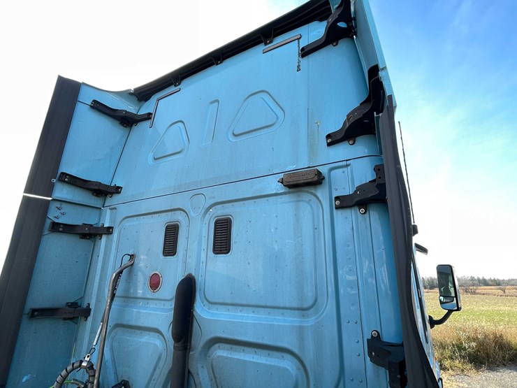 #206-•-2012-freightliner-cascadia-semi-tractor-(title-in-delay)-(denmark,-wi)-image-39