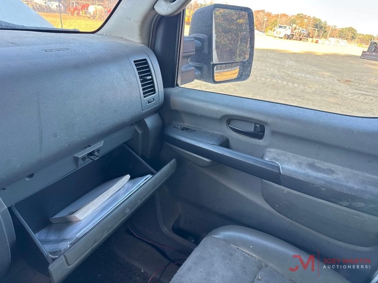 2014-nissan-nv2500hd-image-22