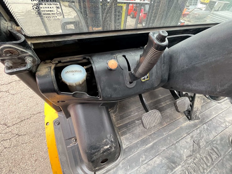 #1395-•-hyundai-10,000lb-pneumatic-diesel-forklift-(04)-image-18