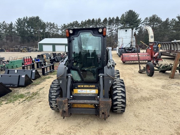 2014-new-holland-l220-image-2