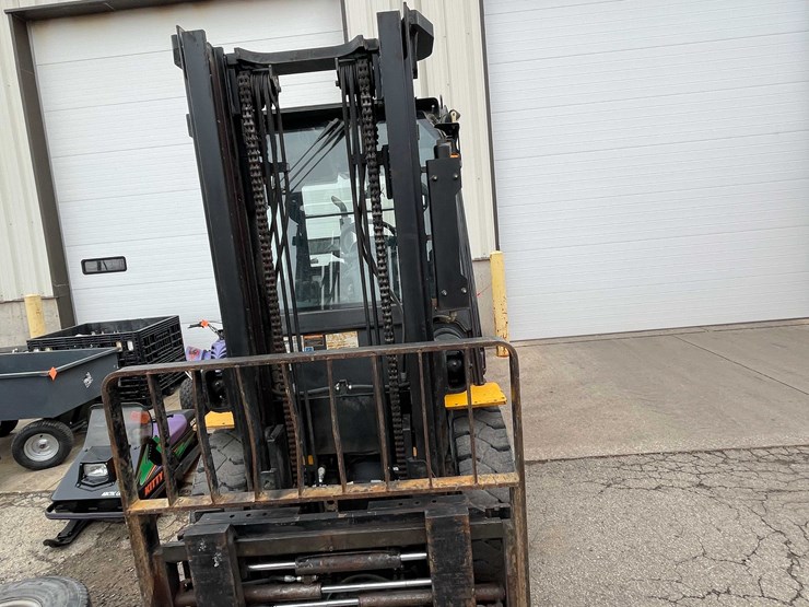 #1395-•-hyundai-10,000lb-pneumatic-diesel-forklift-(04)-image-2