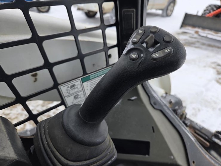 2017-bobcat-t750-image-32