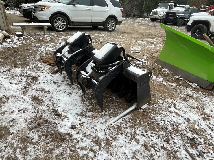#2703-•-cat-skid-steer-grapple-bucket-(fall-creek,-wi)-image-7