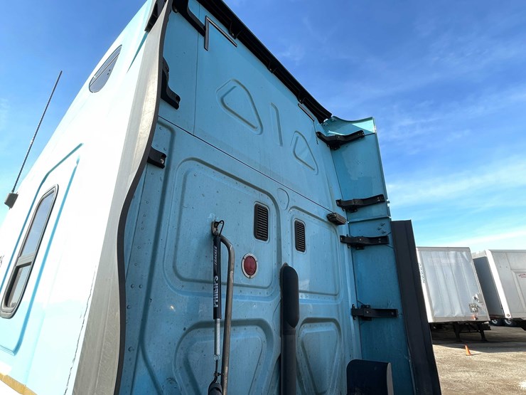 #206-•-2012-freightliner-cascadia-semi-tractor-(title-in-delay)-(denmark,-wi)-image-26