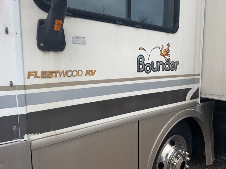 2001-fleetwood-bounder-motorhome,-cummins-isb300-turbo-diesel,-allison-automatic,-air-brakes,-2-slides,-2-awnings,-class-a,-*4uzaahbv41cj04205*-image-6