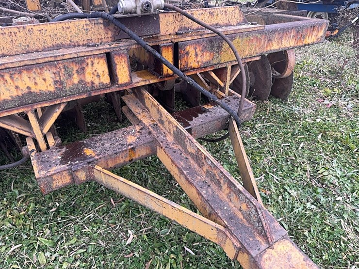 25’-wing-fold-disk,-poor-condition.--hydraulic-hoses-are-dry-rotted.--buyer-responsible-for-removal-image-4