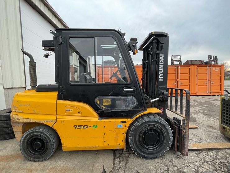 #1395-•-hyundai-10,000lb-pneumatic-diesel-forklift-(04)-image-4