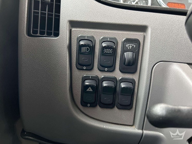 2013-peterbilt-348-image-15