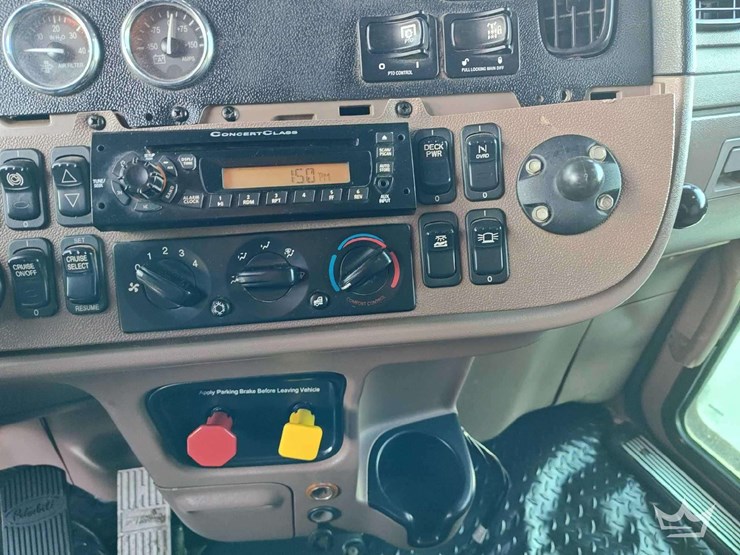 2015-peterbilt-389-image-41
