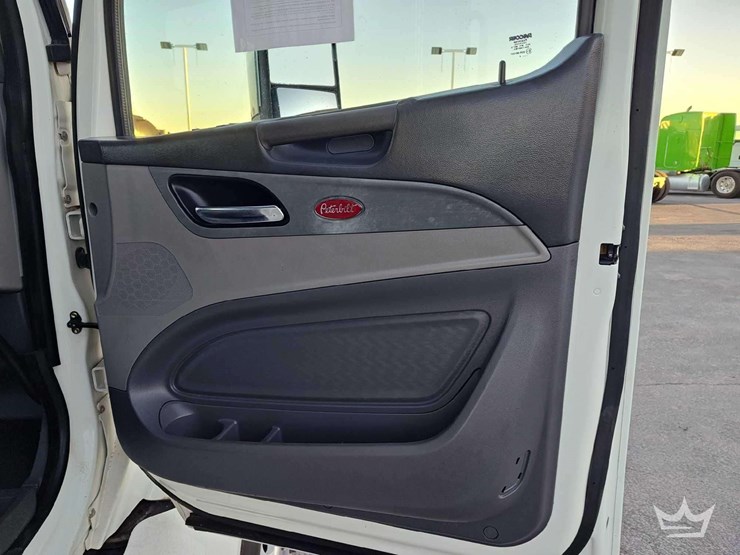 2015-peterbilt-567-image-28