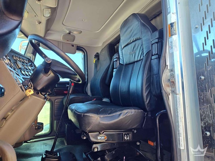 2018-peterbilt-389-image-21