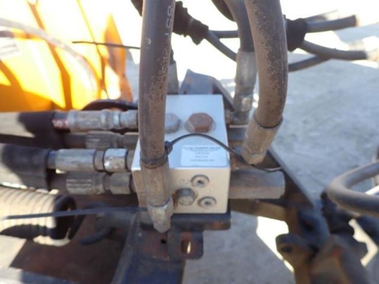 2011-kubota-m7040d-image-54