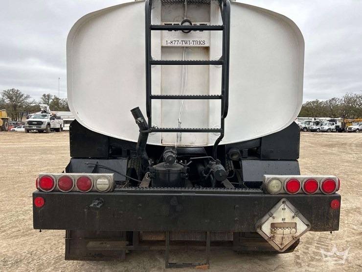 2013-peterbilt-348-image-23