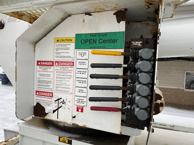 #236-•-2015-international-bucket-truck-(has-wi-title)(mosinee,-wi)-image-27