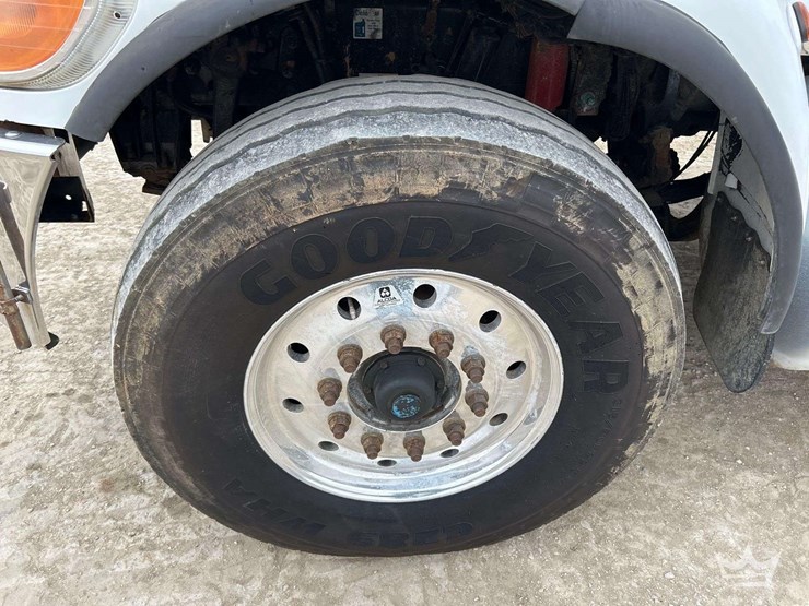 2013-peterbilt-348-image-27