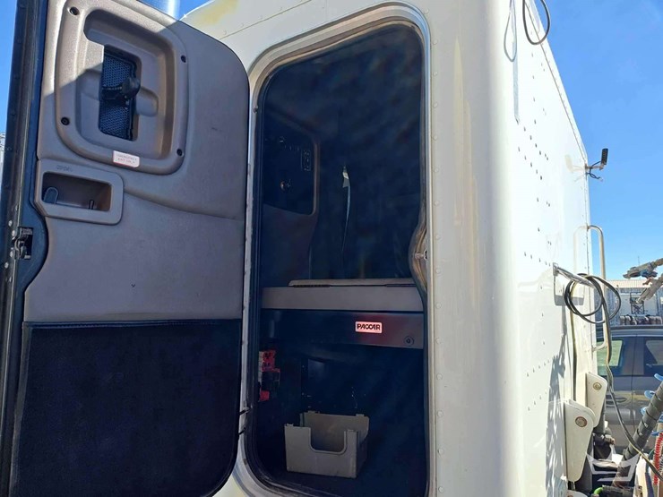 2018-peterbilt-389-image-32