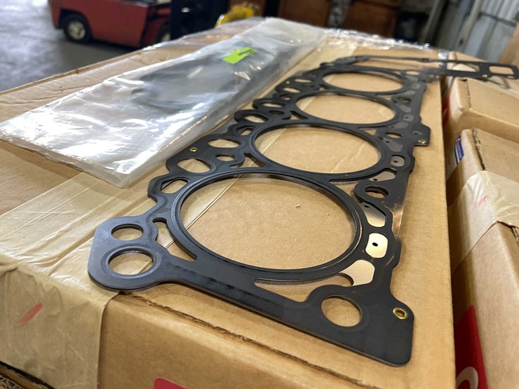 #8692-•-pallet-of-(20)-mopar-cylinder-heads-(e)-image-4