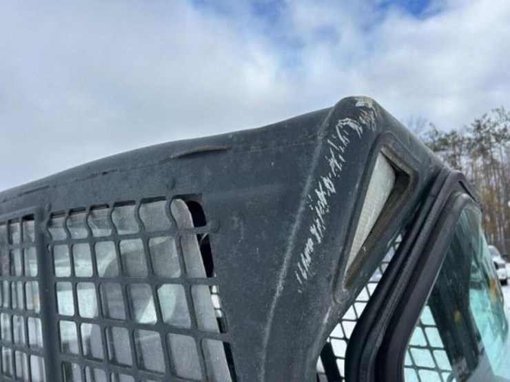 2010-bobcat-s300-image-31