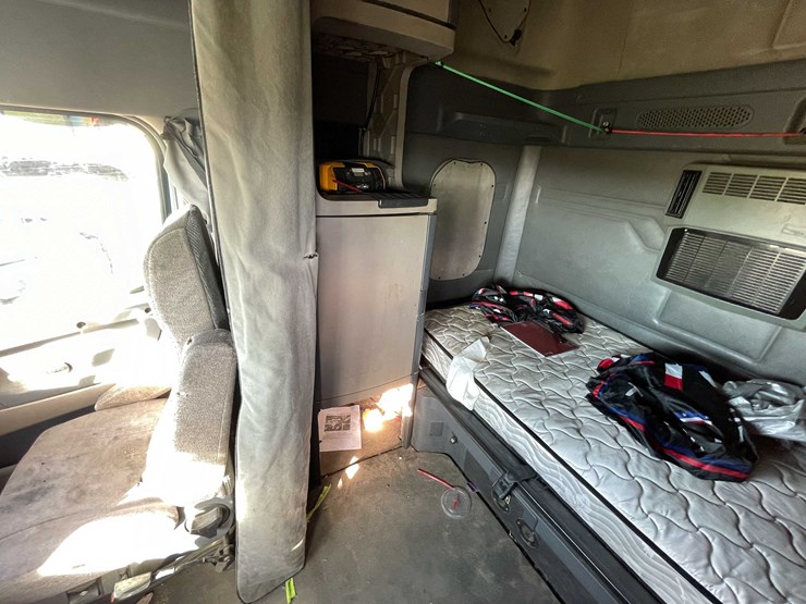 #206-•-2012-freightliner-cascadia-semi-tractor-(title-in-delay)-(denmark,-wi)-image-57