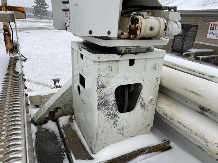 #236-•-2015-international-bucket-truck-(has-wi-title)(mosinee,-wi)-image-30