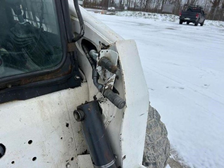 2010-bobcat-s300-image-19