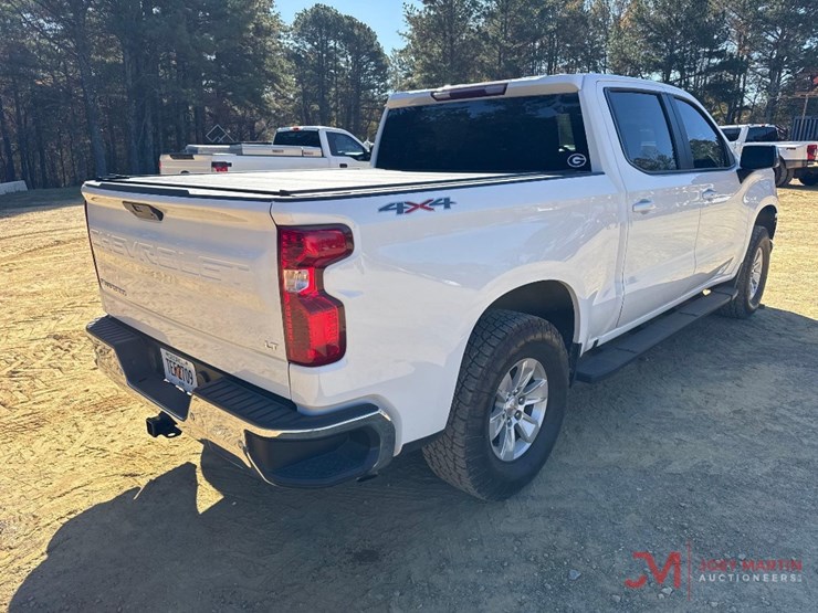 2022-chevrolet-silverado-1500-lt-image-3