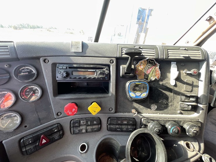 #206-•-2012-freightliner-cascadia-semi-tractor-(title-in-delay)-(denmark,-wi)-image-60