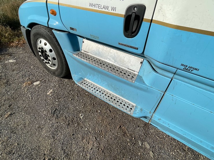 #206-•-2012-freightliner-cascadia-semi-tractor-(title-in-delay)-(denmark,-wi)-image-19