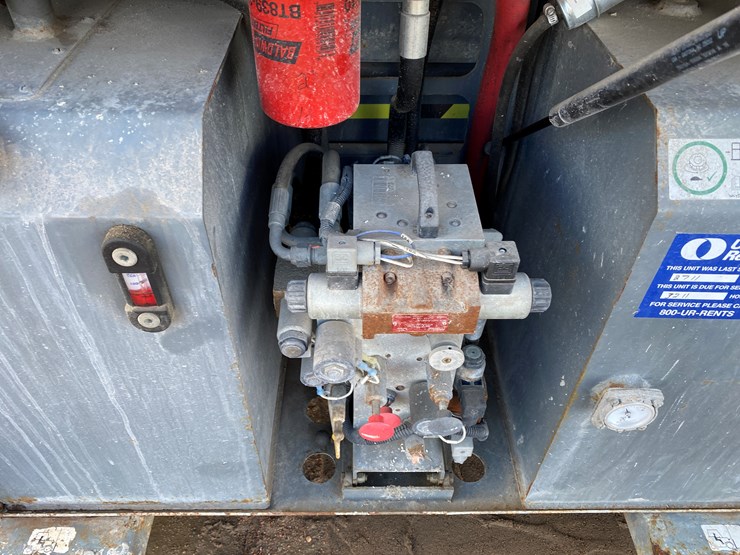 2016-skyjack-sj6832rt-image-16