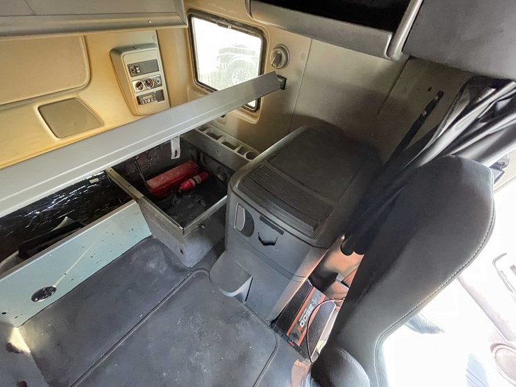 #200-•-2016-international-semi-tractor-(title-in-delay)-(denmark,-wi)-image-59