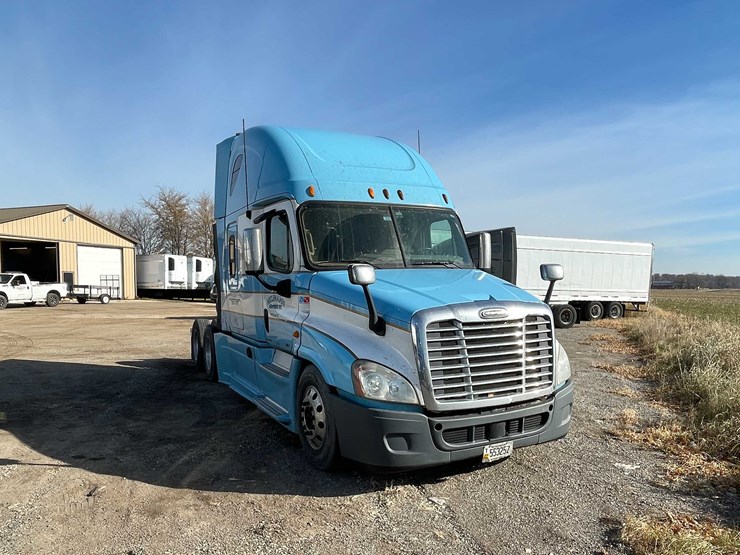 #206-•-2012-freightliner-cascadia-semi-tractor-(title-in-delay)-(denmark,-wi)-image-8