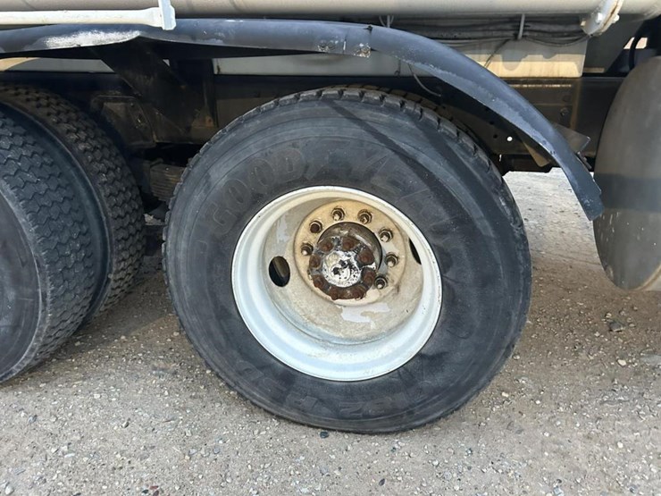 #1432-•-1992-volvo-(white-gmc)-vac-truck-image-84