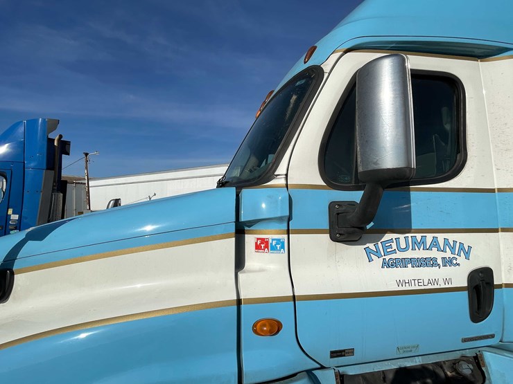 #206-•-2012-freightliner-cascadia-semi-tractor-(title-in-delay)-(denmark,-wi)-image-17