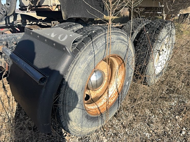 1994-volvo-white-semi-tractor-w/-sleeper,-detroit-diesel,-365hp,-10-speed,-miles-unknown,-*4v1wdbrh1rn679717*-not-running,-no-title-image-4