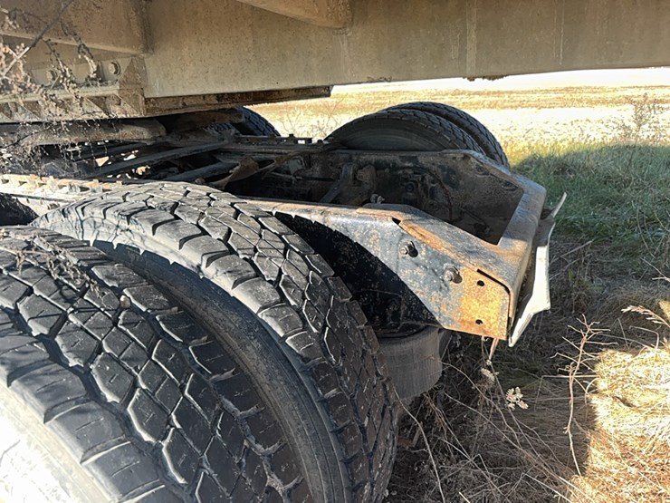 1994-volvo-white-semi-tractor-w/-sleeper,-detroit-diesel,-365hp,-10-speed,-miles-unknown,-*4v1wdbrh1rn679717*-not-running,-no-title-image-9