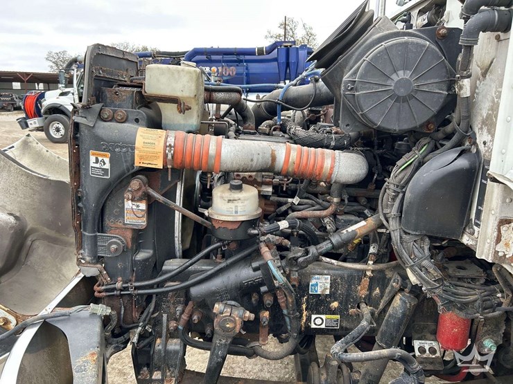 2013-peterbilt-348-image-8