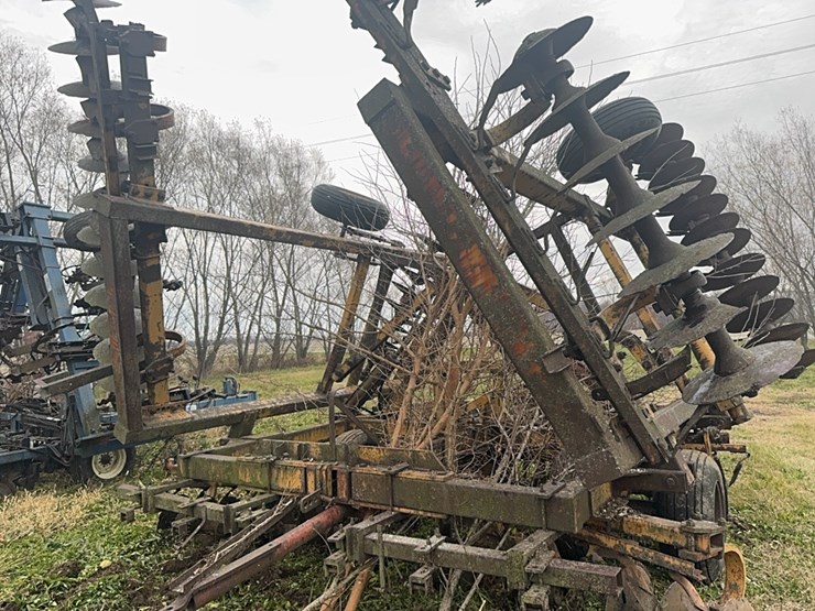 25’-wing-fold-disk,-poor-condition.--hydraulic-hoses-are-dry-rotted.--buyer-responsible-for-removal-image-11