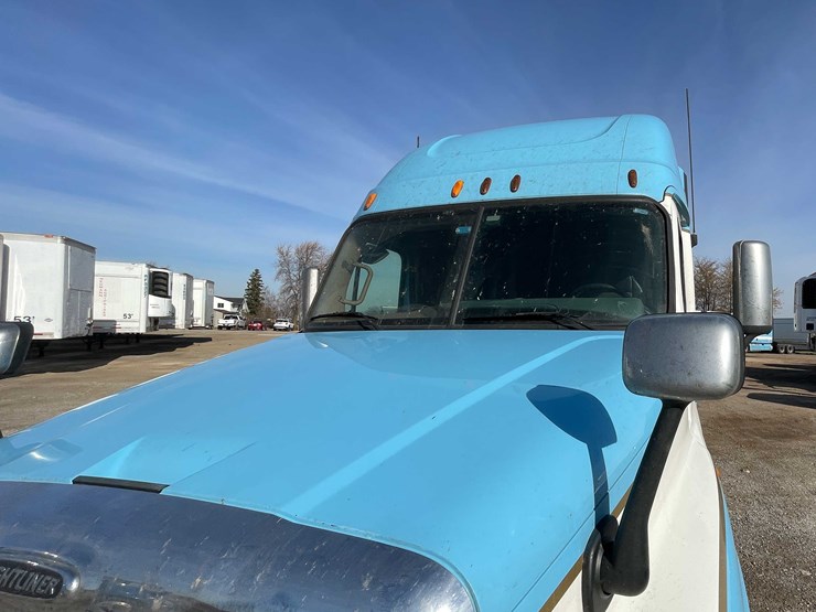 #206-•-2012-freightliner-cascadia-semi-tractor-(title-in-delay)-(denmark,-wi)-image-15