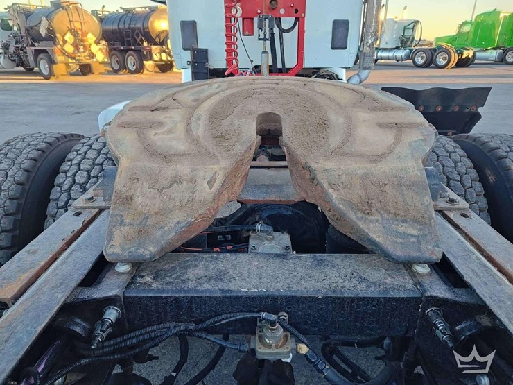 2015-peterbilt-567-image-18