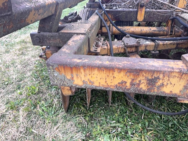 25’-wing-fold-disk,-poor-condition.--hydraulic-hoses-are-dry-rotted.--buyer-responsible-for-removal-image-5