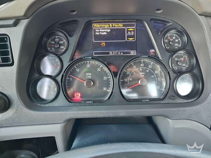 2015-peterbilt-567-image-32