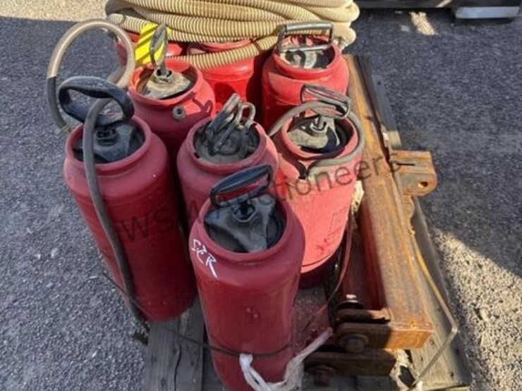 pallet-of-misc-sprayers-and-hose-image-4