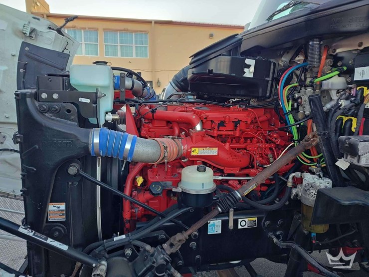 2015-peterbilt-567-image-7