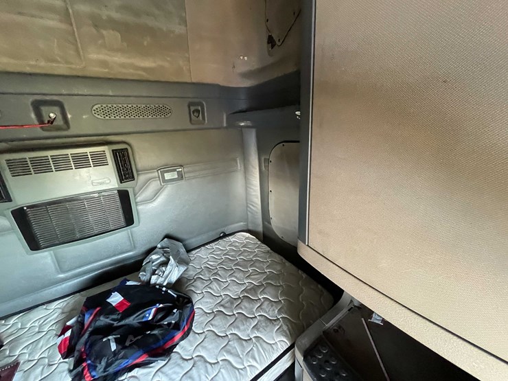 #206-•-2012-freightliner-cascadia-semi-tractor-(title-in-delay)-(denmark,-wi)-image-56