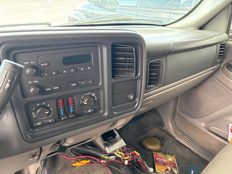 2005-chevrolet-tahoe-image-8